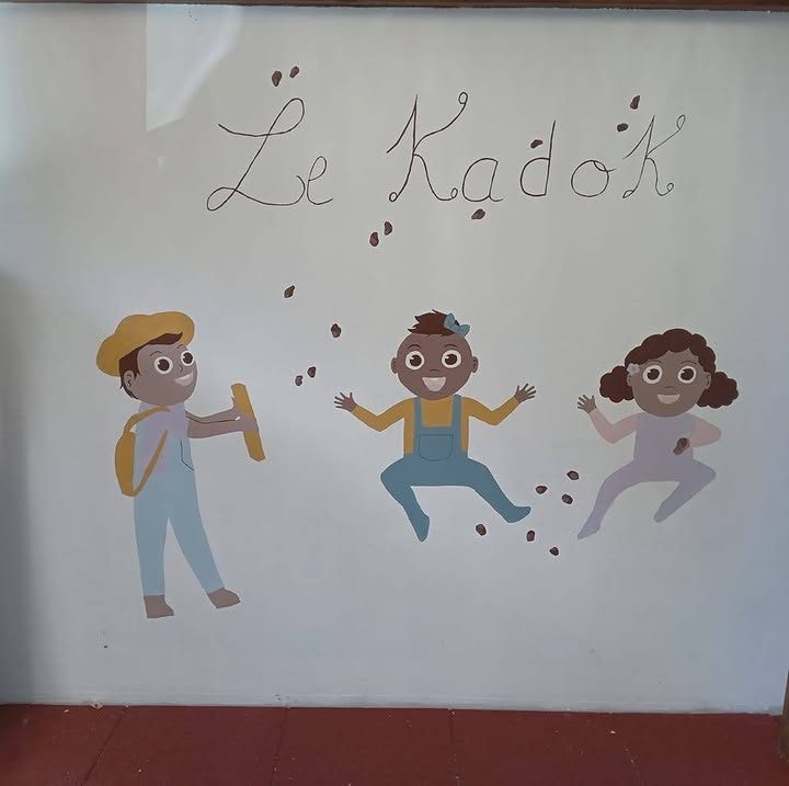 Fresque peinte au mur de la crèche : « Le Kadok » et trois enfants qui jouent